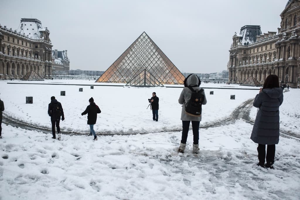 La pyramide du Louvre sous la  neige 
