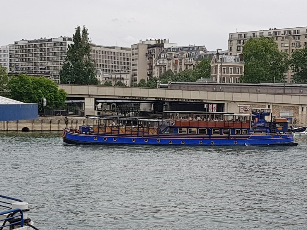 Le Calife devant l'écluse de l'Arsenal