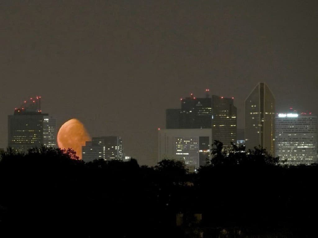 Lever de la lune sur La Défense