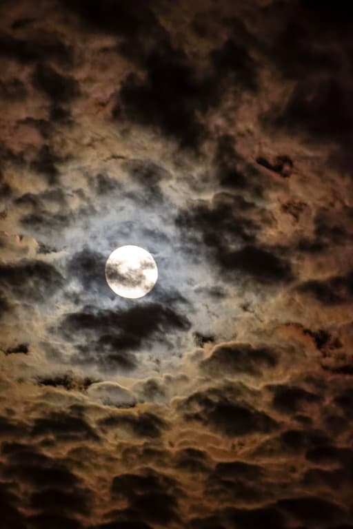 Lune dans les nuages.