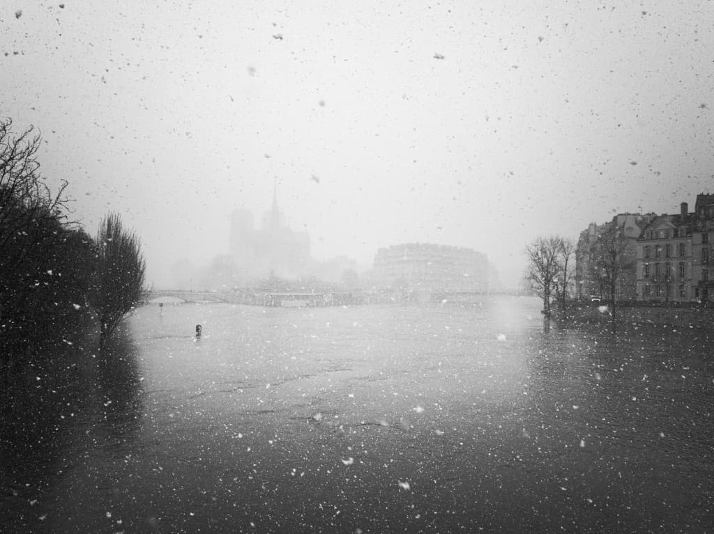 Neige sur la Seine en crue