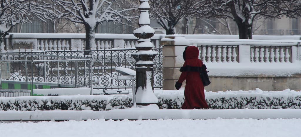 Promeneuse dans les Tuileries