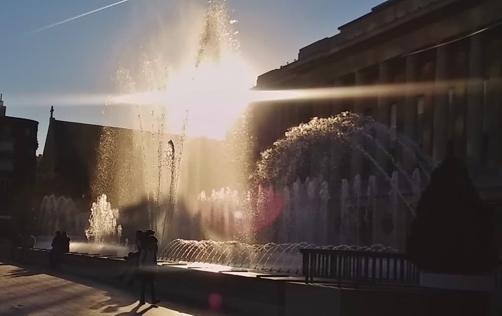 Quand le soleil joue avec les jets d'eau...