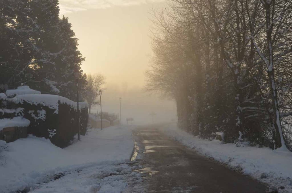 Route dans le brouillard