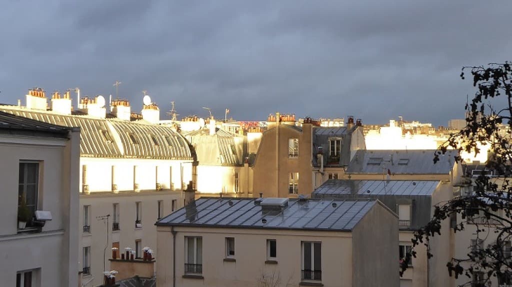 Soleil oblique sur les toits de Paris