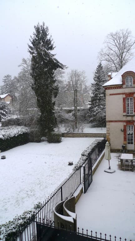 Terrasse et jardin sous la neige.