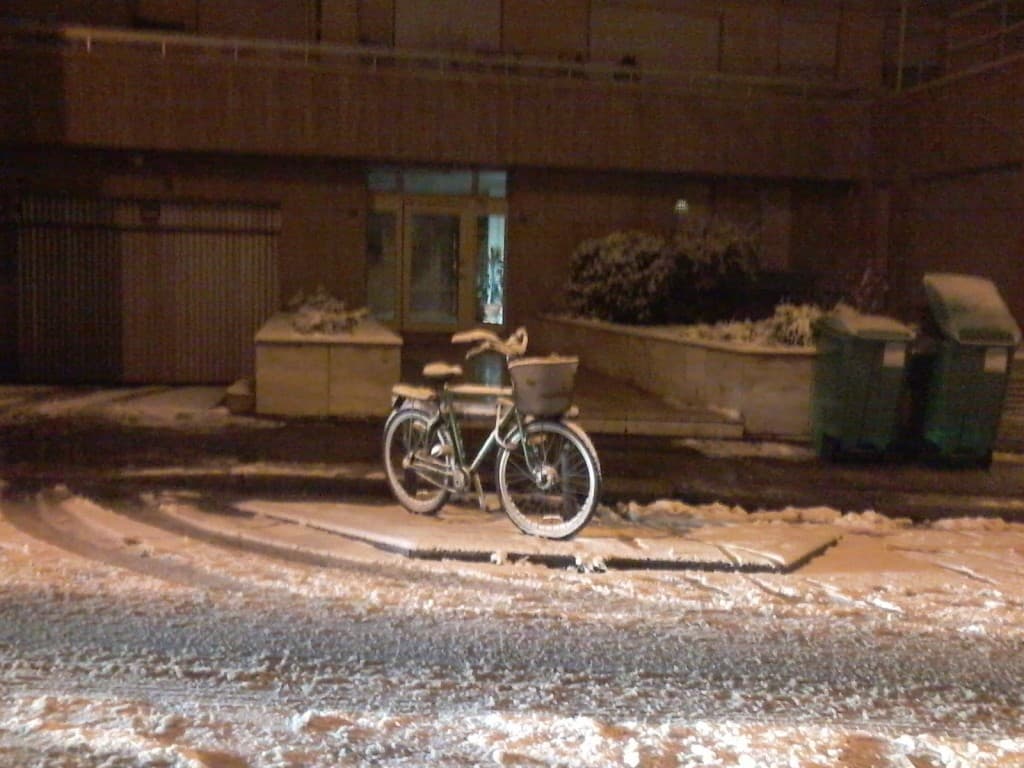 Velo avec une couche de neige