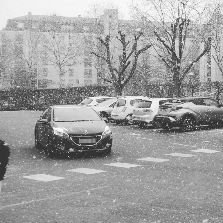 Voiture sous la neige