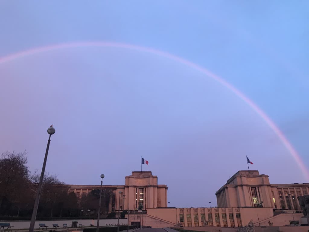Arc-an-ciel au-dessus tu Trocadéro