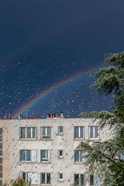 Arc en ciel et pluie.