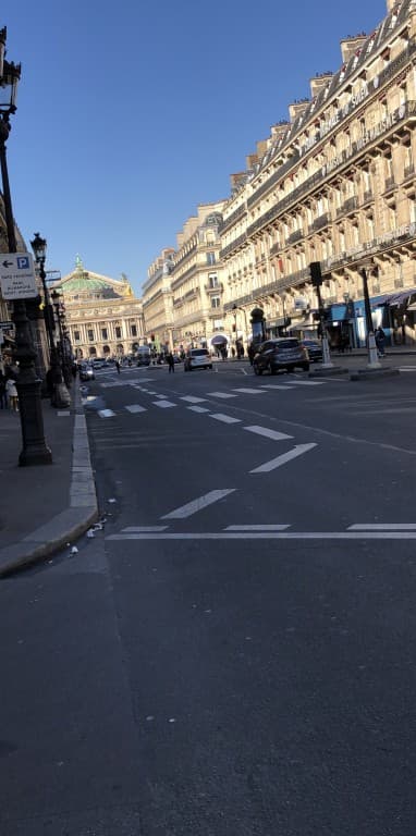 Ciel bleu et Opéra.Soraya Touchene