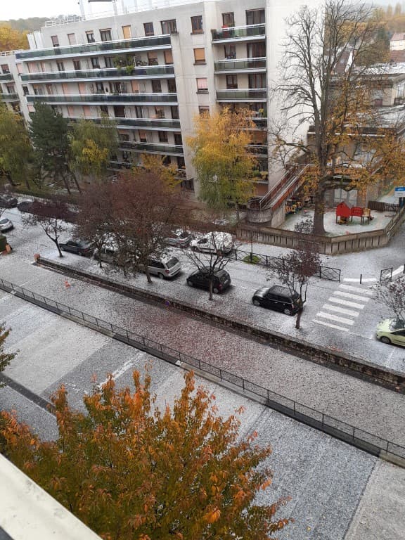 Le ciel s'est fâché, il grêle 