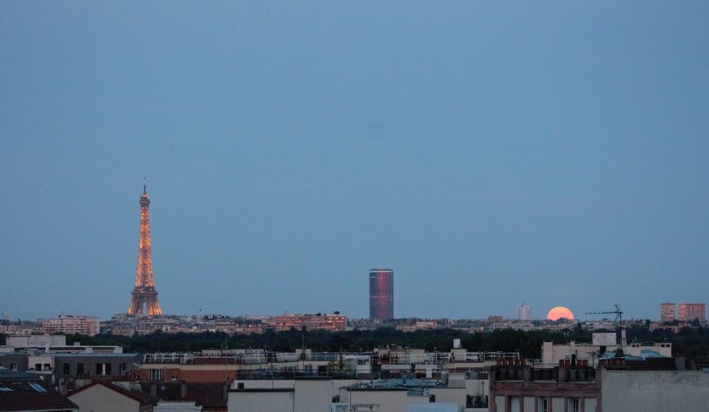 Levé de Lune sur Paris