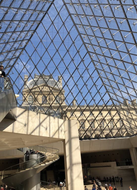 Louvre et nuages