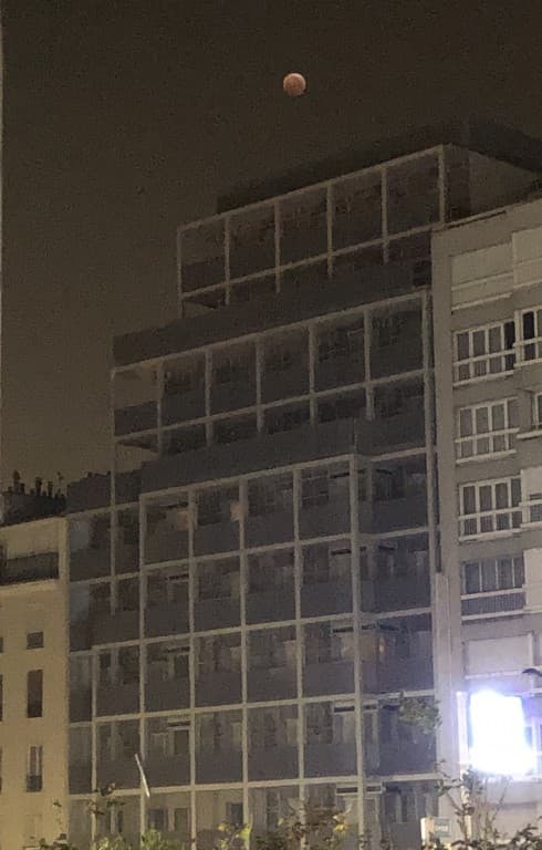 Lune rouge sur Paris. Soraya Touchene