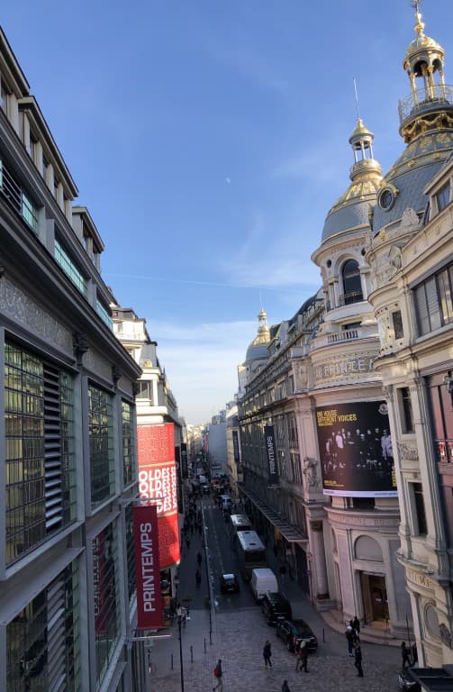 Lune sur un ciel bleu  Soraya touchene
