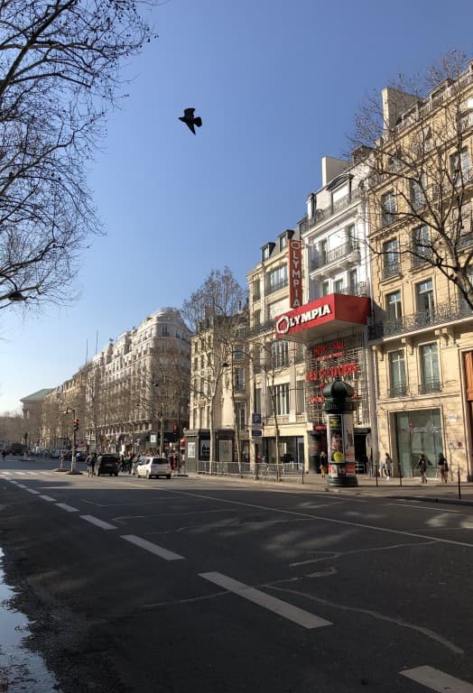 Olympia et ciel bleu 