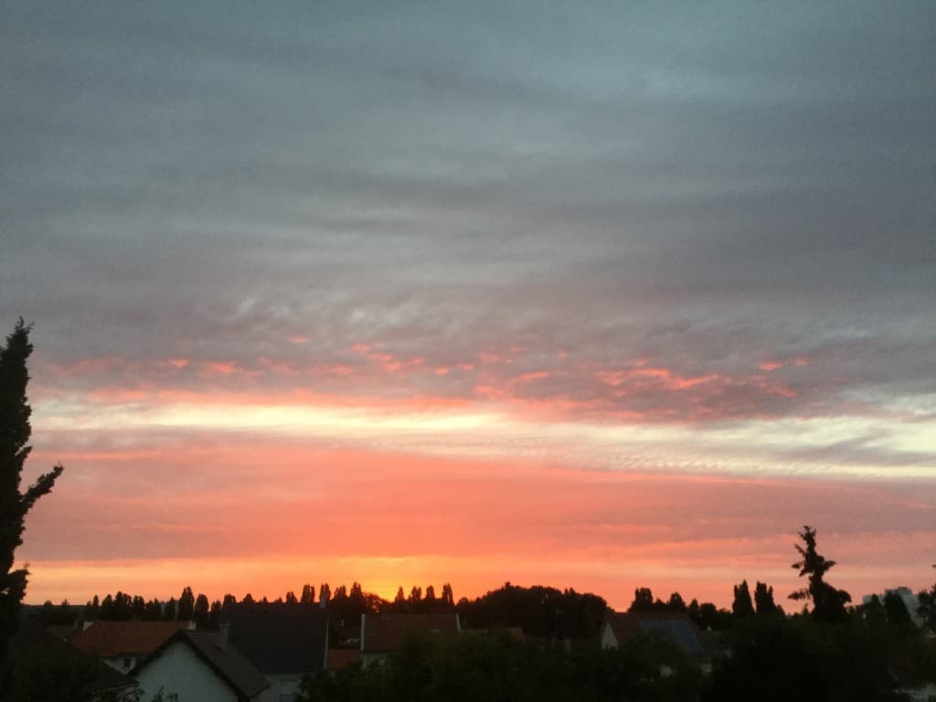 Soleil rose du dernier soir de juin