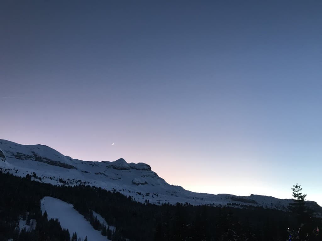 Une douce nuit tombe à Flaine