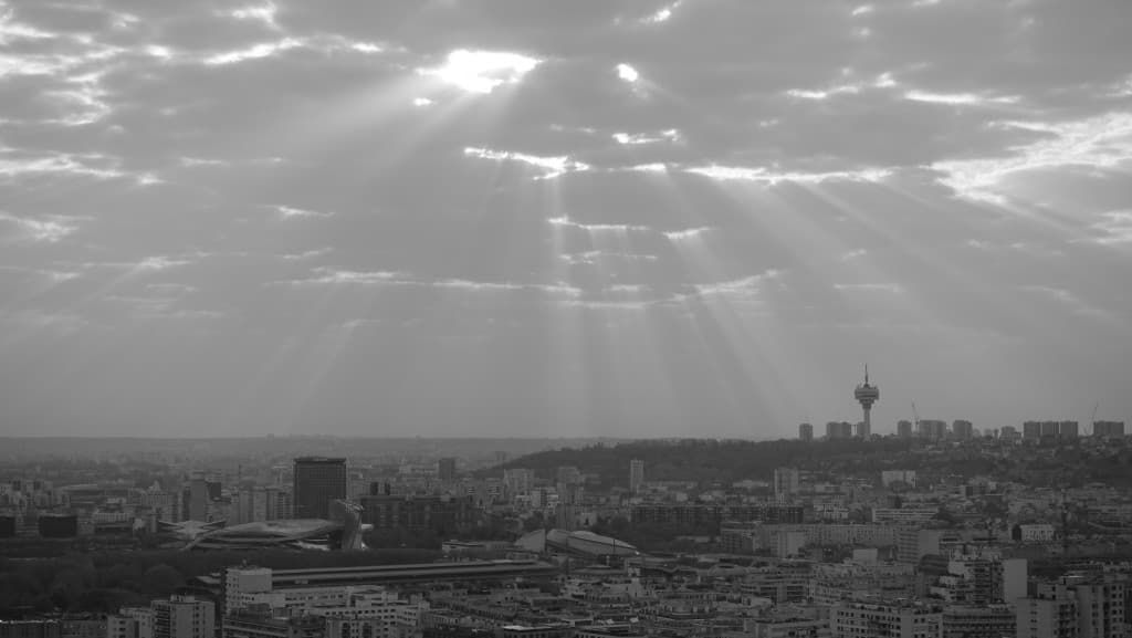 Ciel en noir et blanc percé de lumière