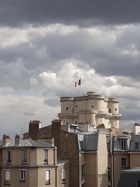 Ciel nuageux sur le fort de Vincennes
