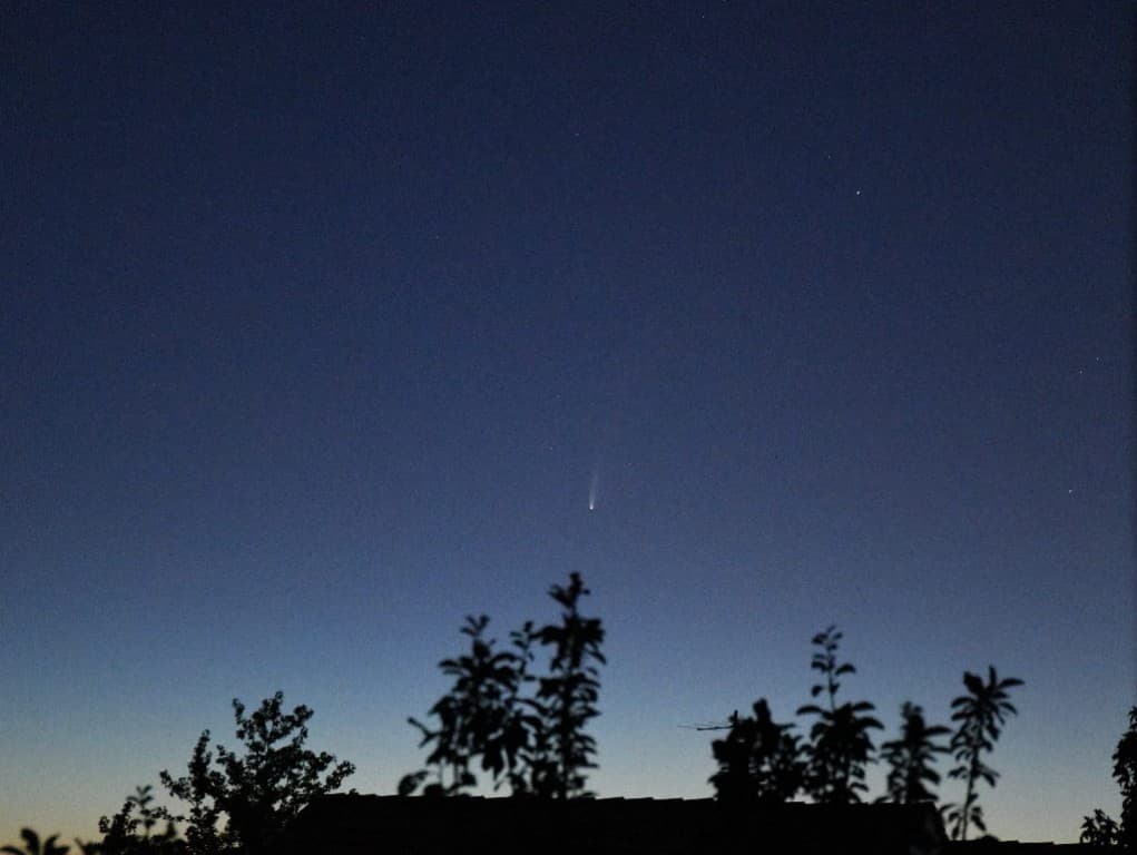 La comète NEOWISE à 4h22m du matin