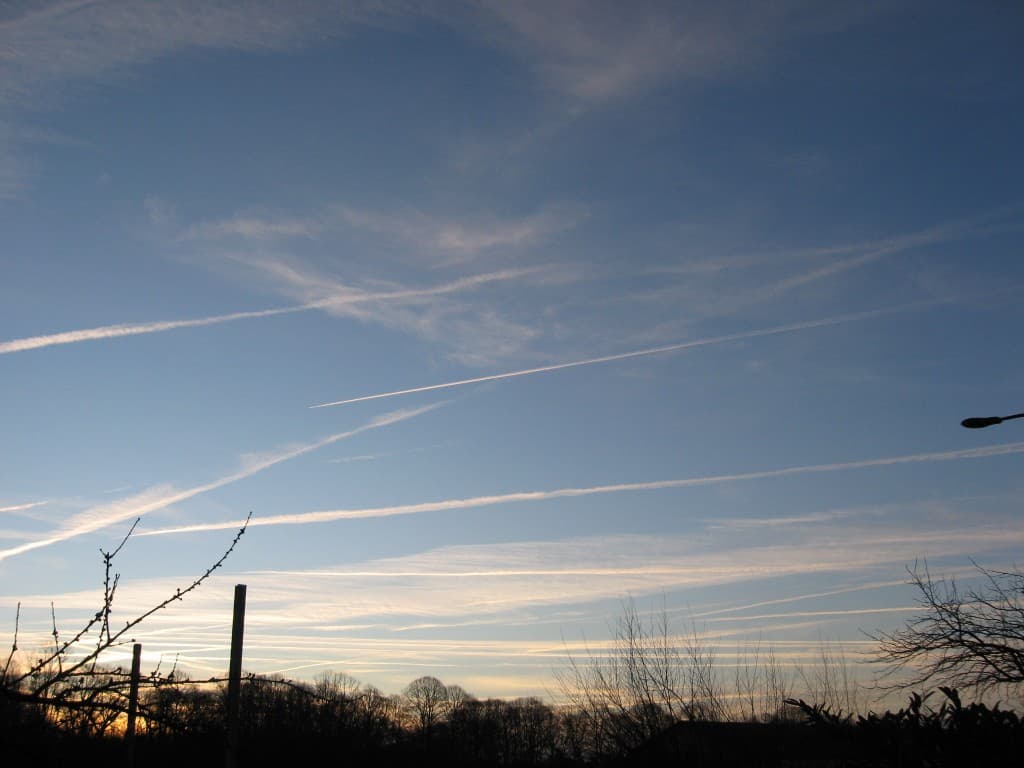 Lever de soleil sur un ciel zébré