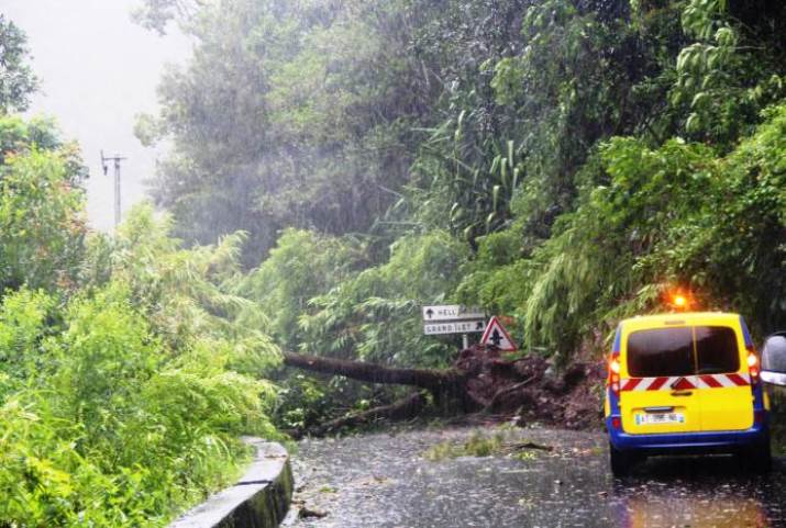 Image d'illustration pour Le cyclone Dumazile passe au large de la Réunion