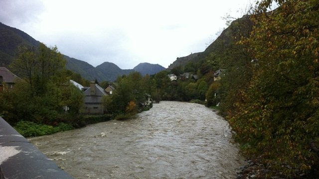 Image d'illustration pour Bilan des pluies près des Pyrénées - Vagues sur le Pays Basque