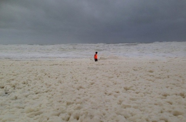 Image d'illustration pour Bilan des pluies près des Pyrénées - Vagues sur le Pays Basque