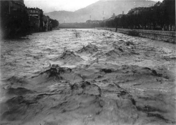 Le Paillon en crue le 17 Novembre 1940 en plein centre-ville de Nice -Via nissalabella.net