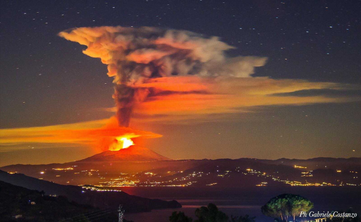 volcan en éruption