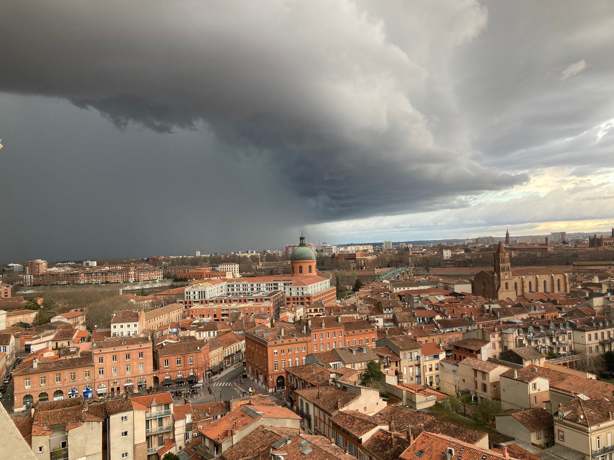 Météo week-end : changement d'heure sous la pluie et le vent ? Orage-toulouse